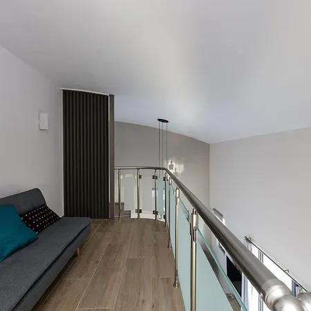 מלון Aurora Suites *