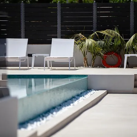 Aurora Suites מלון *