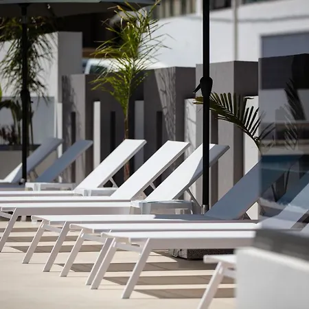 Aurora Suites מלון