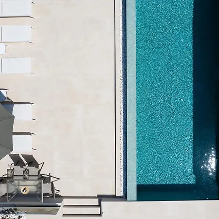 מלון Aurora Suites